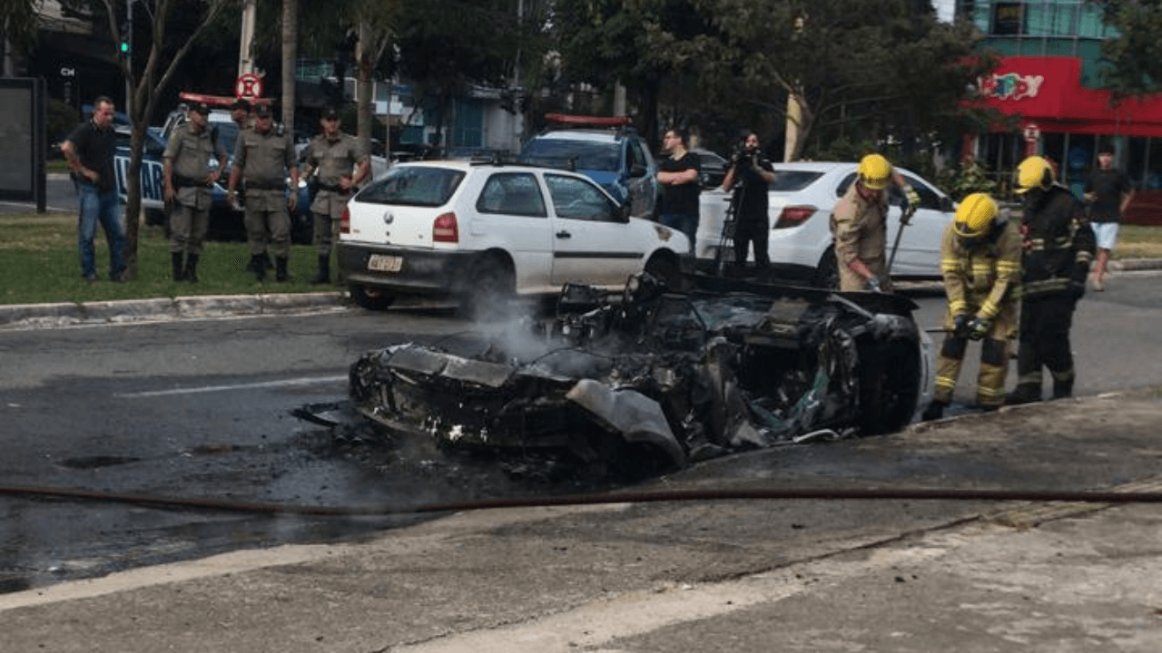 Lamborghini pega fogo na Avenida 136, em Goiânia