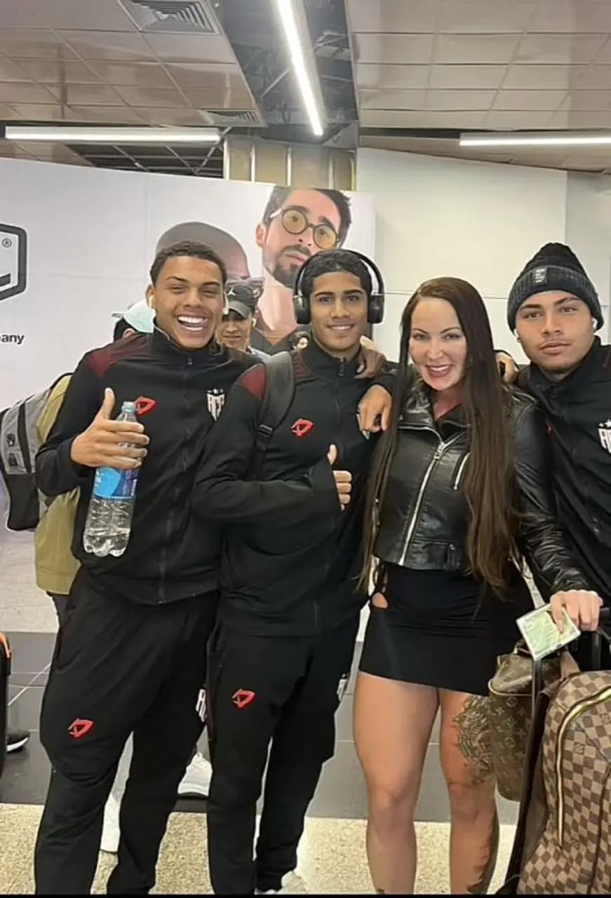 Atlético-GO dispensa seis jogadores da base após polêmica com atriz pornô; clube alega critérios técnicos e disciplinares