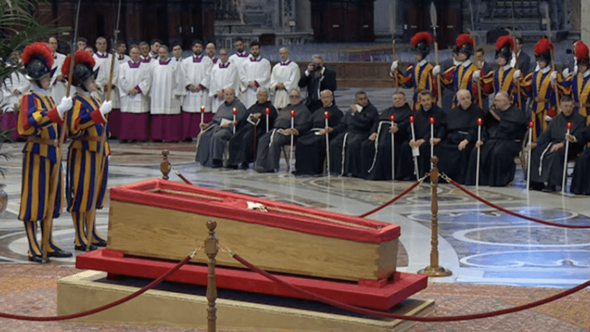 Ao vivo: assista ao velório do papa Francisco no Vaticano