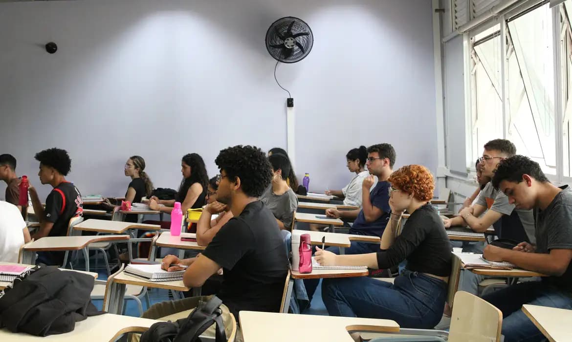 MEC e Fiocruz abrem inscrições para rede de cursinhos populares gratuitos voltados ao Enem
