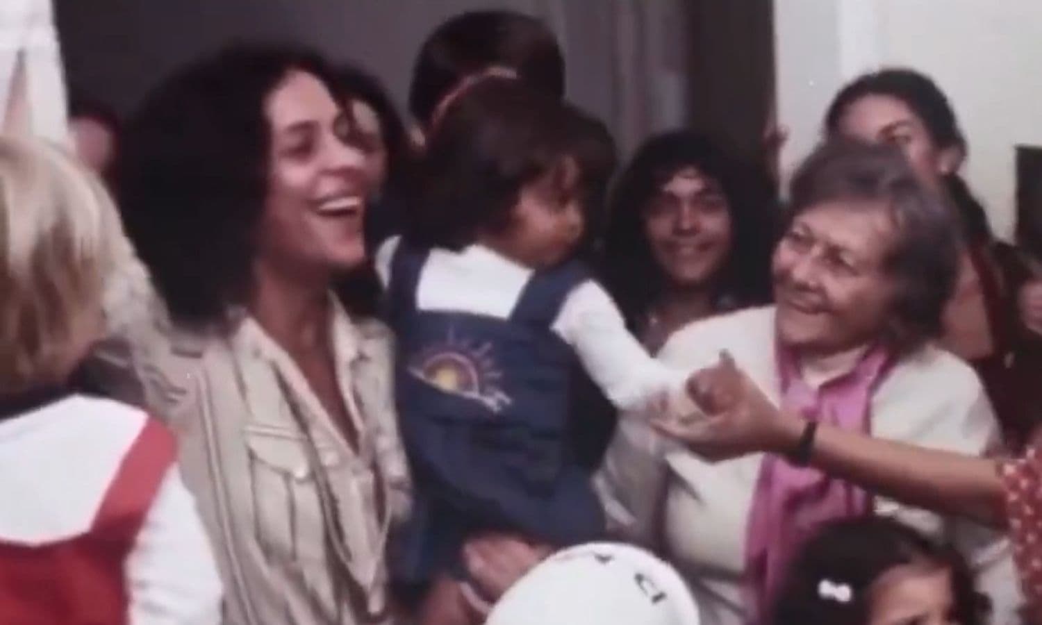 Vídeo mostra Preta Gil bebê nos braços da madrinha, Gal Costa