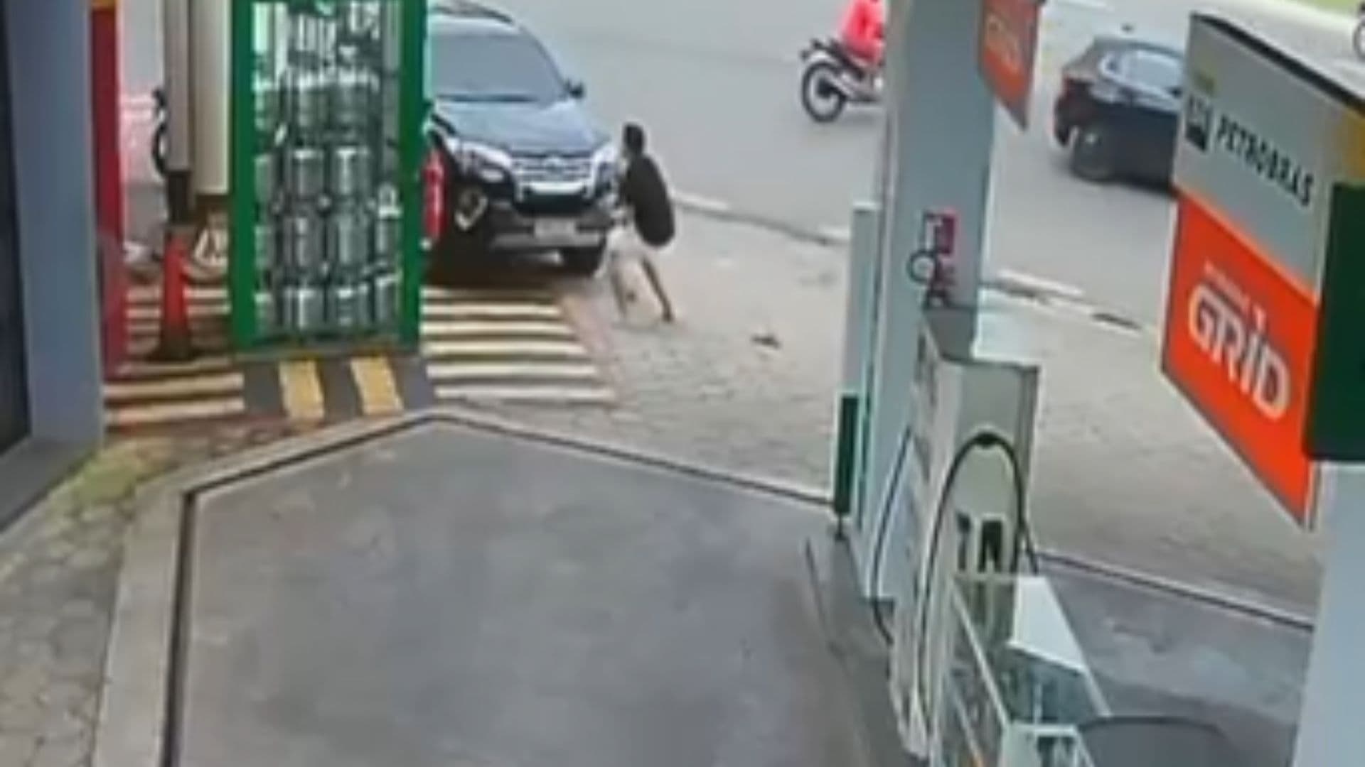 Vídeo: Major da PM é baleado e morto durante assalto em MA