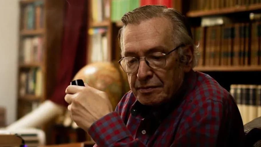Projeto dá nome de Olavo de Carvalho a escola em Curitiba